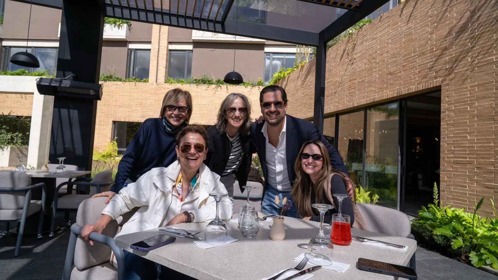 Invitados celebrando la apertura de Casa Nua Chía