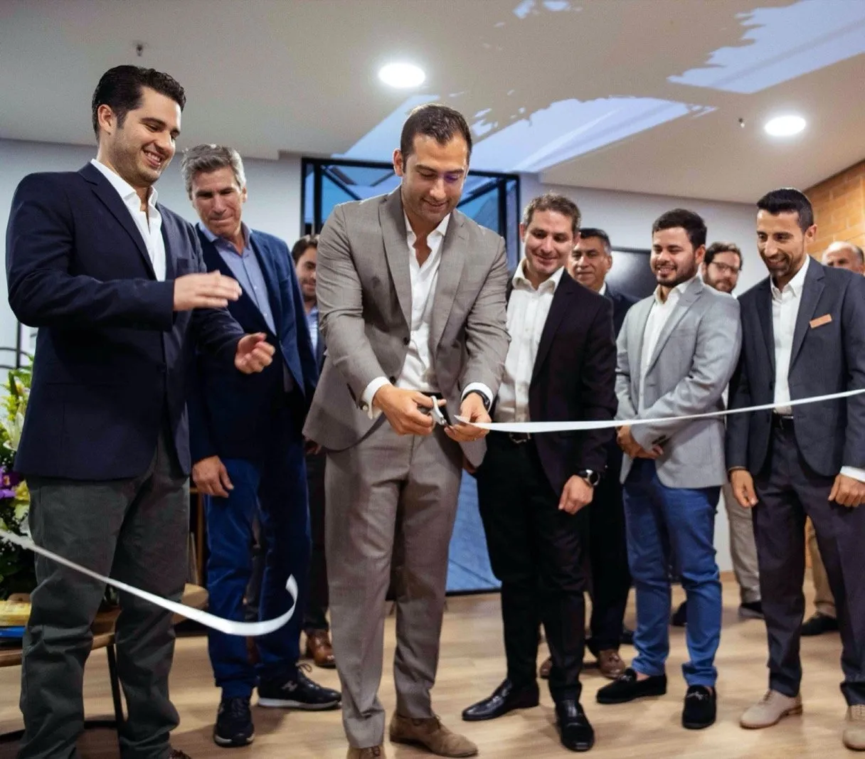 Corte de cinta en la apertura de Casa Nua