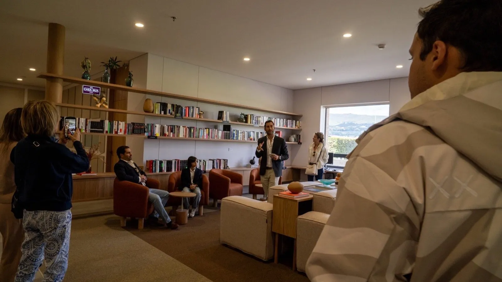 Encuentro en la biblioteca de Casa Nua Chía