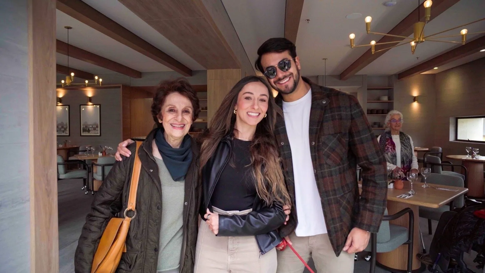 Familia sonriendo durante el encuentro de comunidad en Aldeia