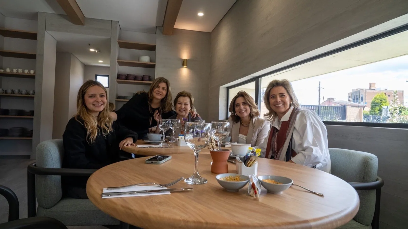 Grupo de residentes compartiendo en una mesa