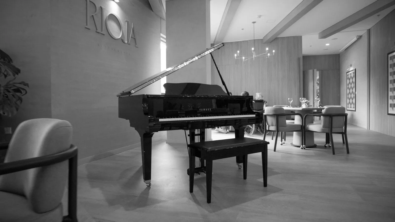 Piano en el ambiente del encuentro de comunidad en Aldeia