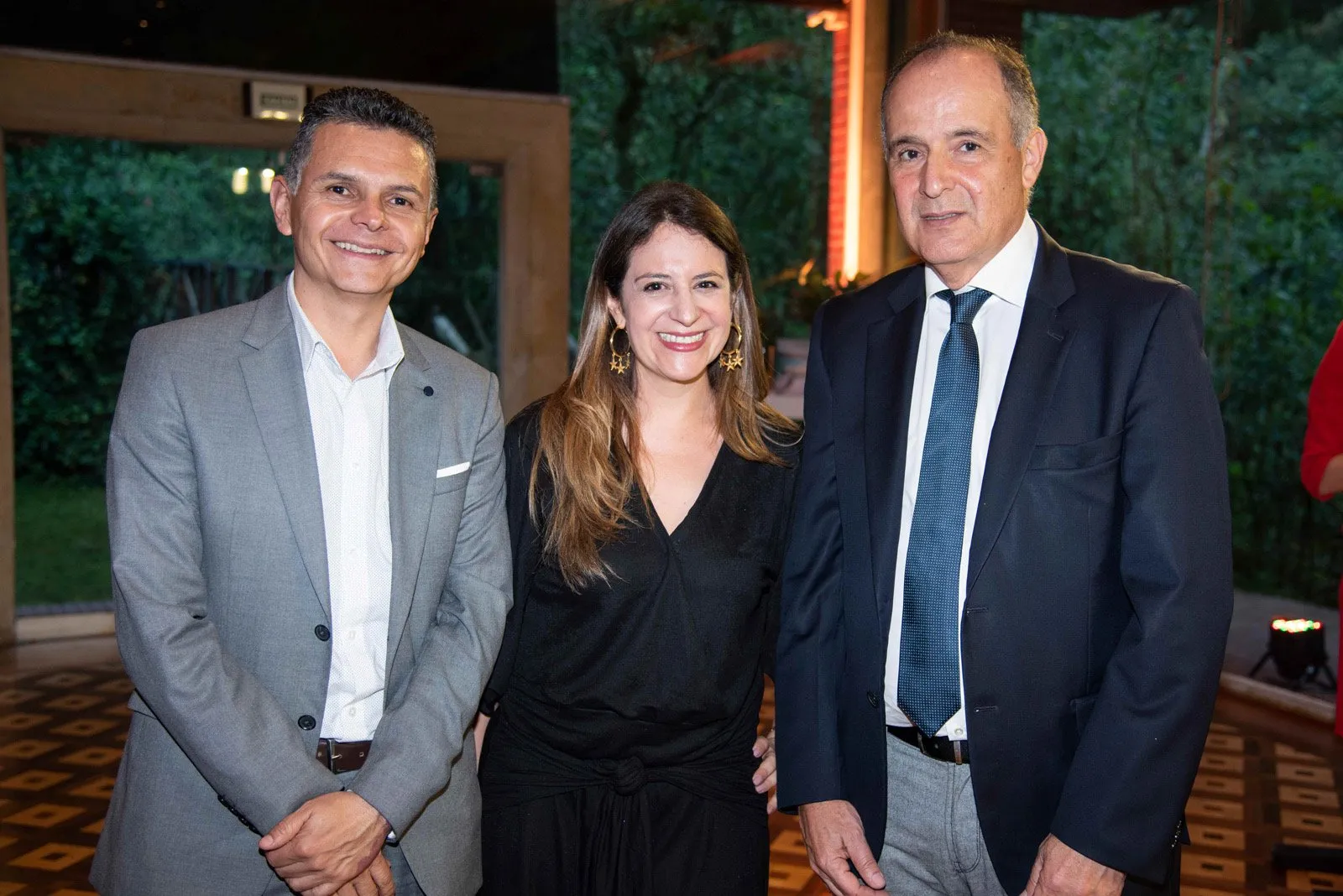 Anfitriones e invitados en el encuentro con inversionistas en el Club Metropolitano