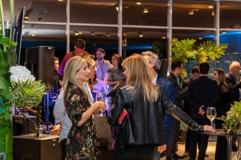 Invitados conversando durante el encuentro con inversionistas en el Novotel