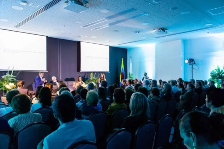 Panel de conversación durante el encuentro con inversionistas en el Novotel