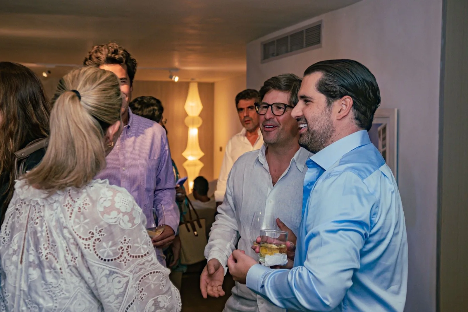 Invitados conversando durante la celebración de Galé