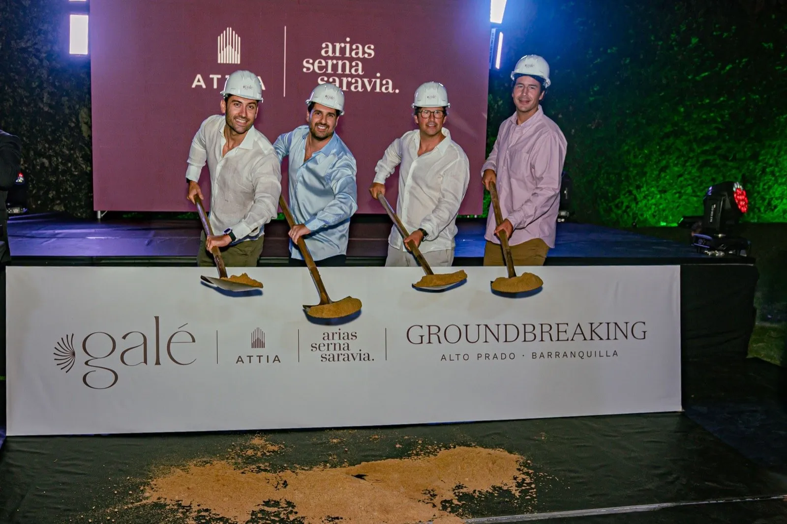 Equipo de Grupo Attia y Arias Serna Saravia posando junto al letrero de Groundbreaking de Galé