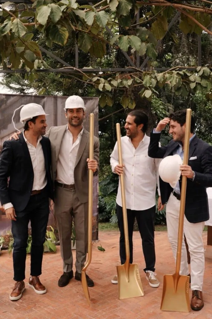 Equipo de Grupo Attia en el inicio de obra de Casa Nua Country