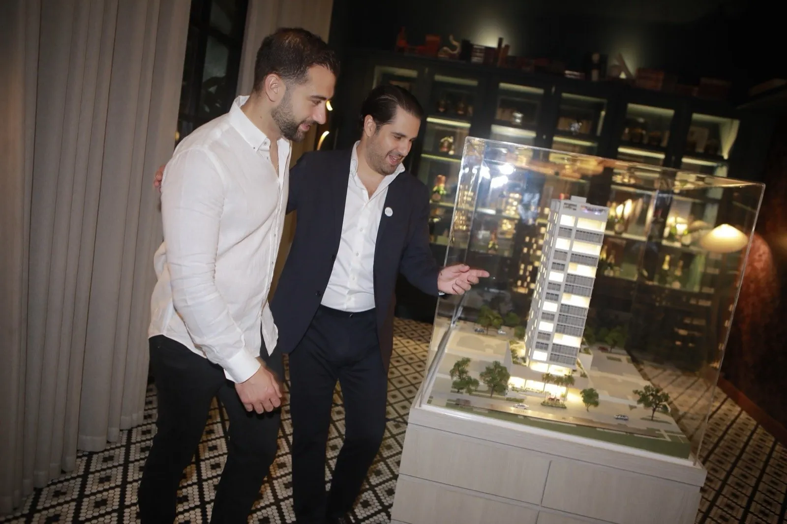 Invitados observando de cerca la maqueta de Galé