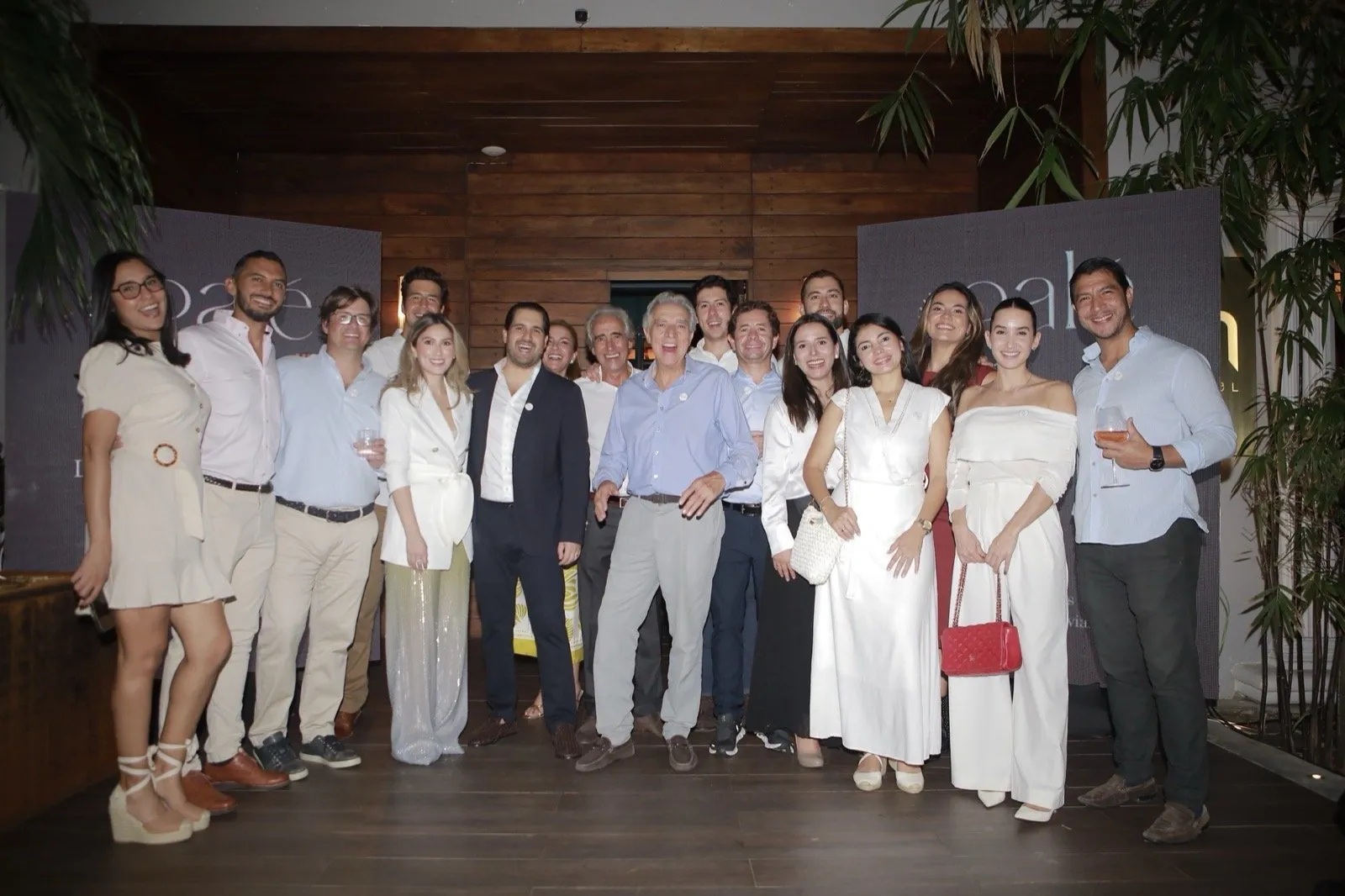 Equipo de Grupo Attia junto al backdrop de Galé