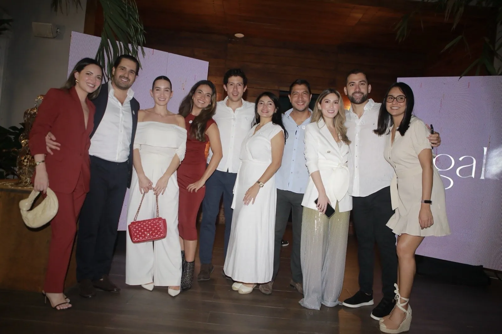 Invitados celebrando el lanzamiento de Galé