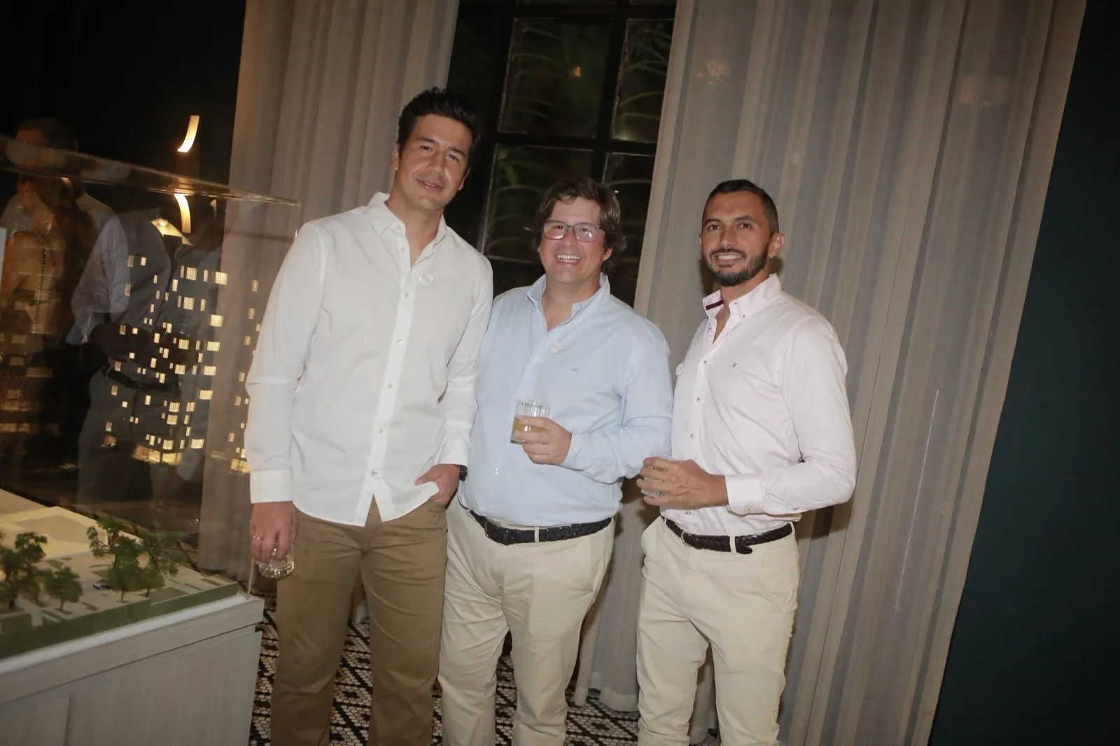 Invitados junto a la maqueta iluminada de Galé