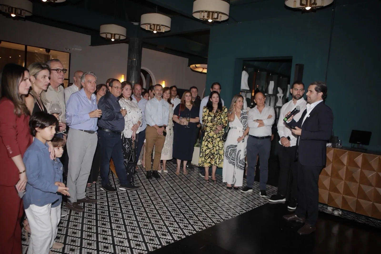 Presentación de Galé ante los invitados en la noche de lanzamiento
