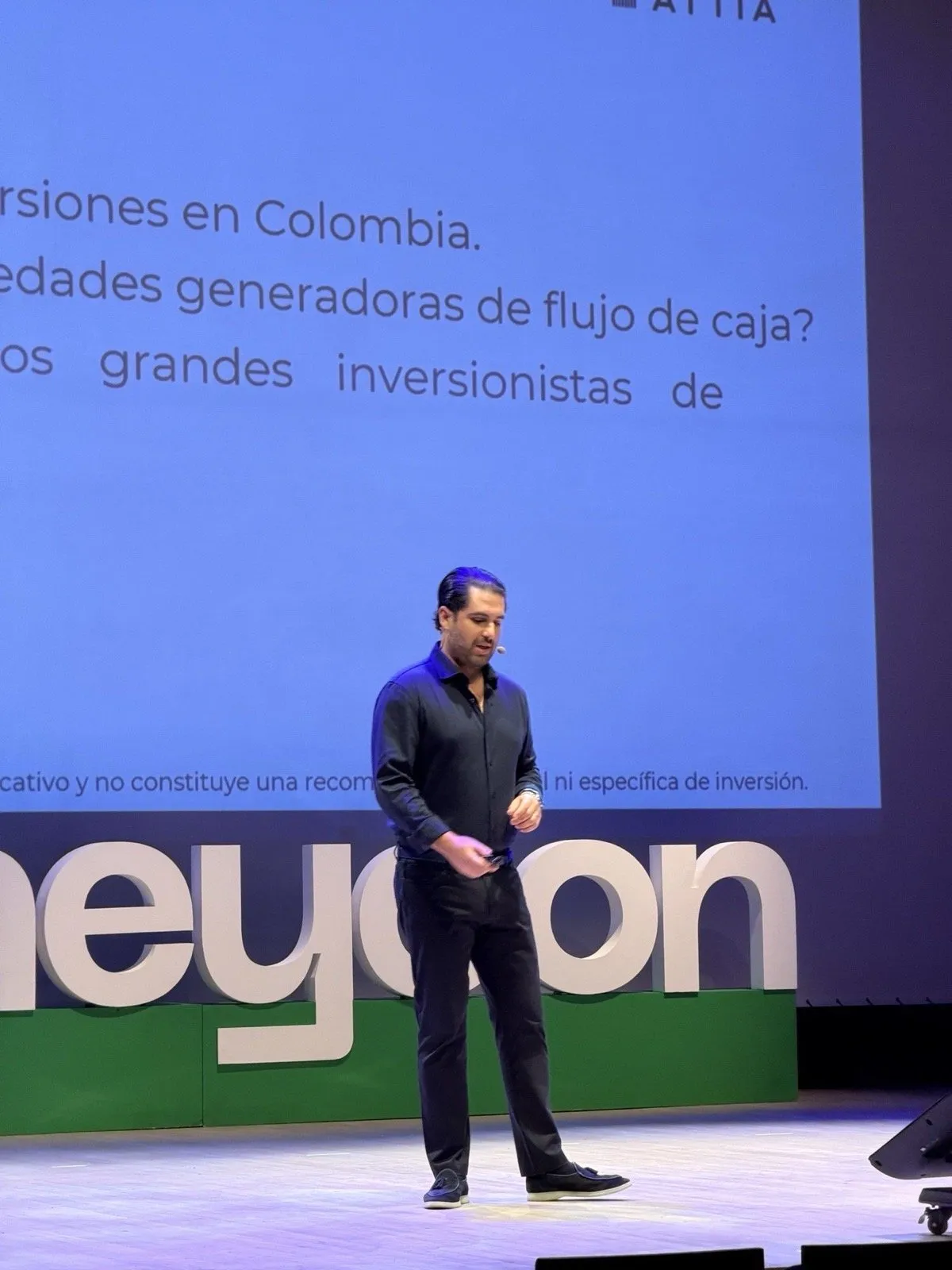 Presentación de Grupo Attia en el escenario de Moneycon